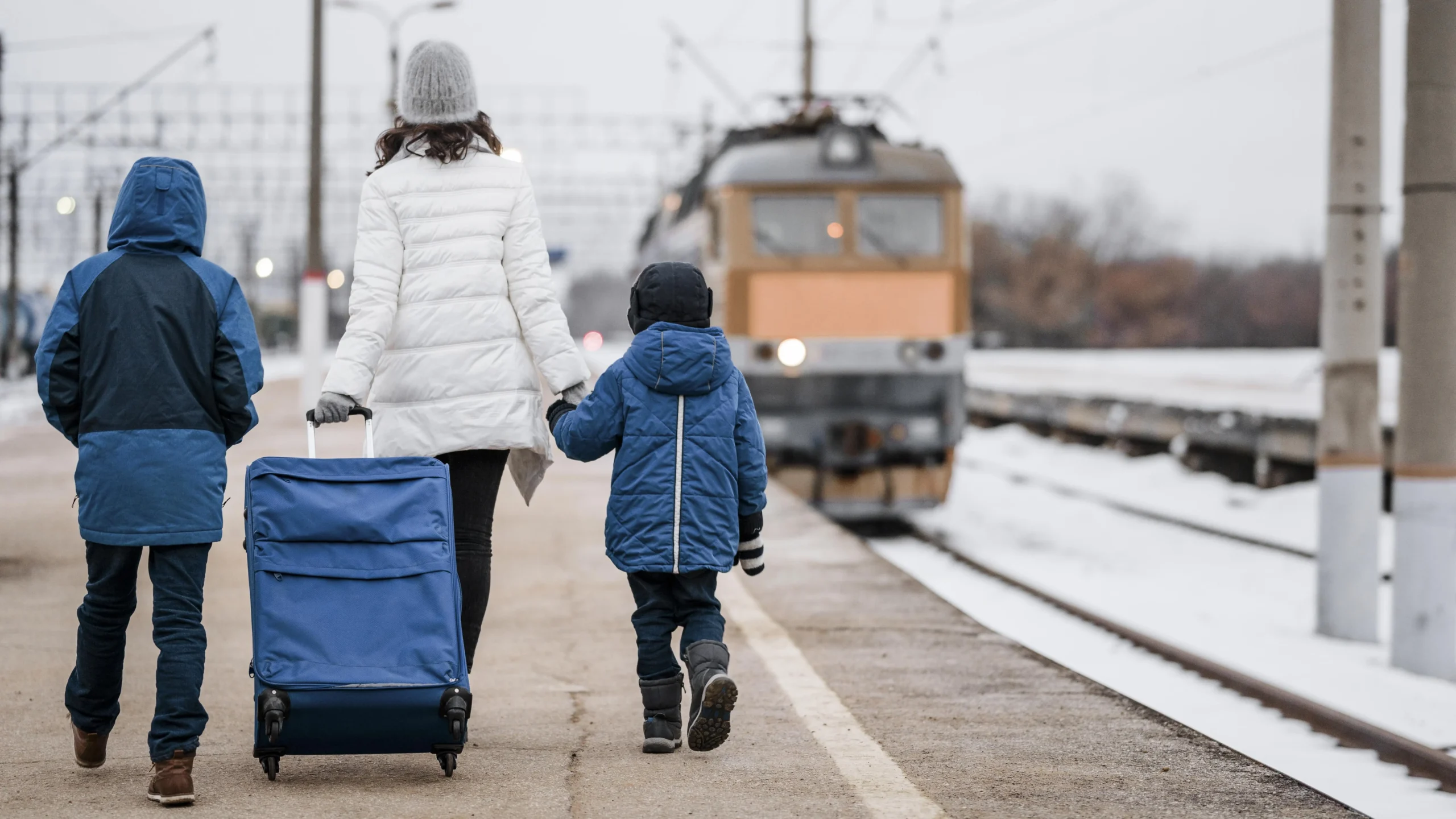 Jak podróżować z 4-letnim dzieckiem pociągiem? Praktyczny poradnik dla rodziców, którzy kochają podróże